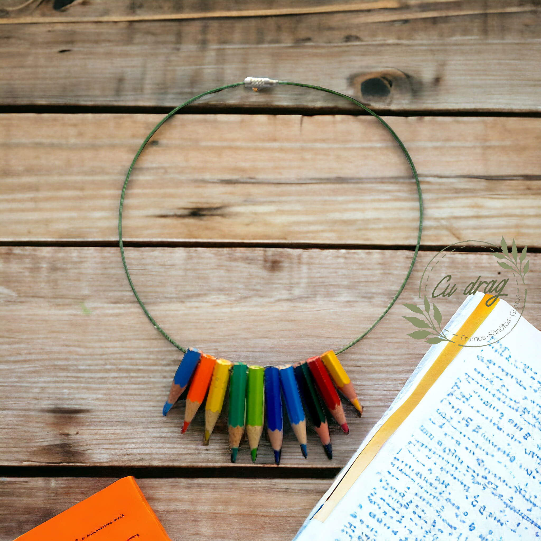 Colier din creioane colorate